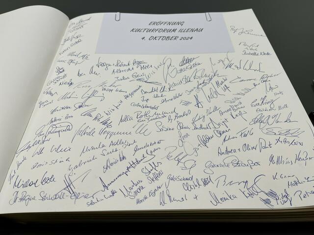 Die Gäste der Eröffnung durften sich im goldenen Buch eintragen. | Foto: Glaser