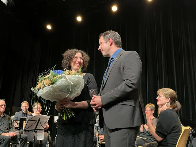 Oberbürgermeister Manuel Tabor verabschiedete die frühere Kulturbeauftragte der Stadt Achern, Nicole Reuther, an dem Abend mit einem Blumenstrauß. Nachfolger ist Jakob Vinje. | Foto: Glaser