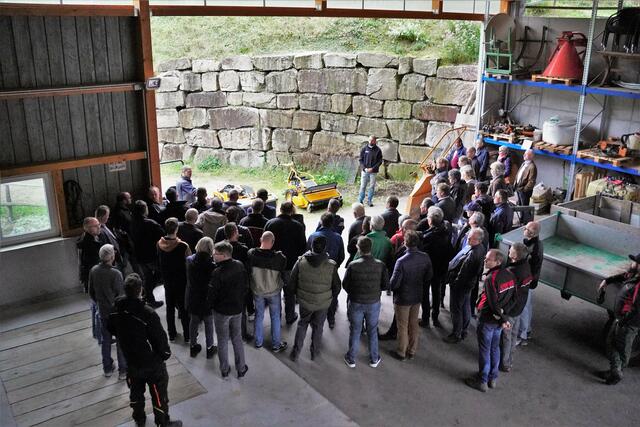 Rund 60 Gäste folgten der Einladung zum 4. Oberkircher Obst- und Weinbauforum auf den Hof Huber im Giedensbach, welches das Thema „Offenhaltung der Landwirtschaft“ in den Mittelpunkt stellte.  | Foto: Denise Burkart/Stadt Oberkirch
