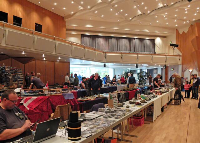 Tische voller Modelle erwarten den Besucher. | Foto: Alfred Schramm