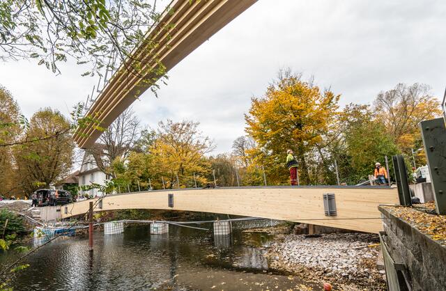 Nur noch wenige Meter, dann sitzt auch der zweite Brückenteil. | Foto: Stadt Kehl