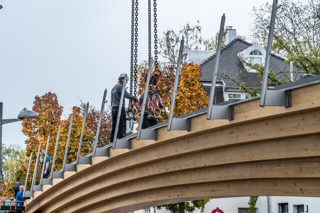 Das erste Bauteil wird eingehoben. | Foto: Stadt Kehl
