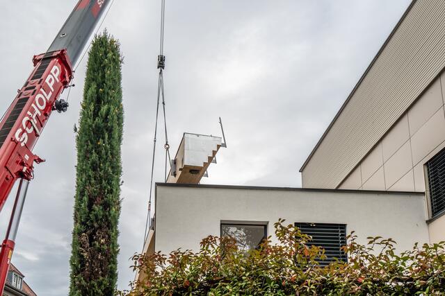 Auch das zweite Teil wird durch einen Kran an Ort und Stelle gebracht. Da zählt jeder Milimeter. | Foto: Stadt Kehl