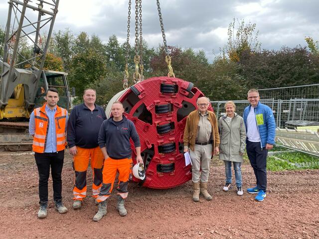 Bürgermeister Klare (v. r.), Bauamtsleiterin Melanie Graß, Planungsingenieur Bernhard Keller und das Team von der Sonntag Baugesellschaft, die für die Errichtung des Staukanals zuständig ist | Foto: Gemeinde Rust
