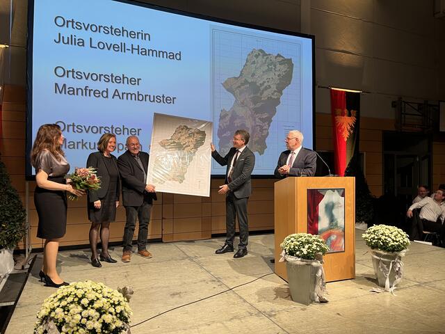 Die Ortsvorsteher schenkten dem scheidenden Bürgermeister eine Gemarkungskarte von Gengenbach. Unser Foto zeigt (v. l.): Ortsvorsteherin Julia Lovell-Hammad, Britta Erny, Ortsvorsteher Manfred Armbruster, Thorsten Erny und Ortsvorsteher Markus Späth.