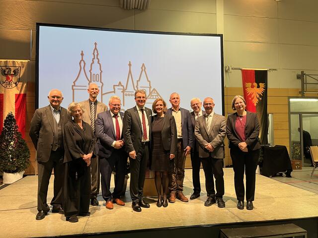 Bürgermeister Thorsten Erny und seine Frau Britta im Kreise der Festredner | Foto: gro