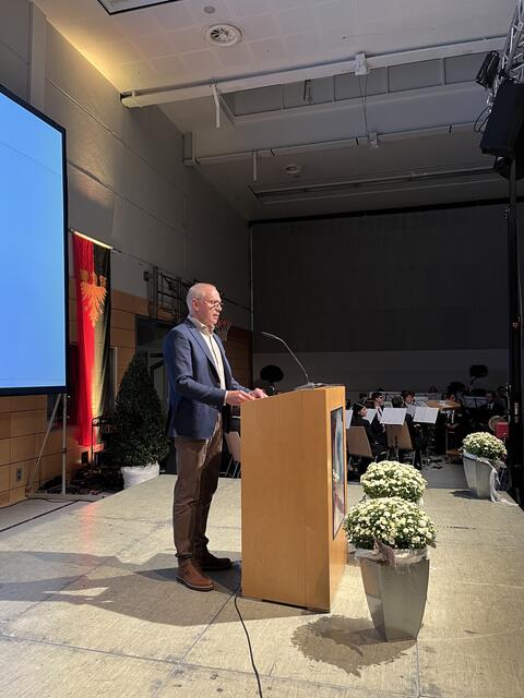 Bürgermeisterstellvertreter Achim Fuchs hielt die Laudatio auf Erny.