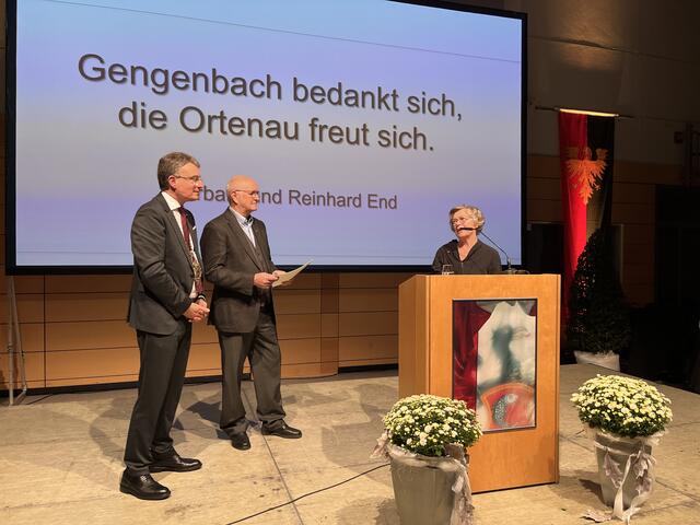 Rainer und Barbara End (Mitte und rechts) stellten dem Bürgerpreis ein gutes Zeugnis aus. | Foto: gro