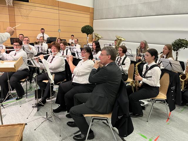 Beim "Badner Lied" verzichtete Thorsten Erny auf den Dirigentenstab und griff stattdessen zur Querflöte, um mit der Stadtkapelle mitzuspielen.