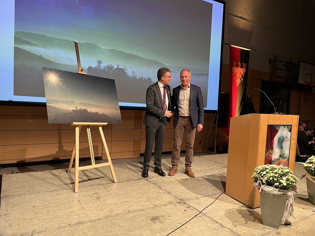 Zum Abschied gab es ein Bild vom Gengenbacher Bergle | Foto: gro