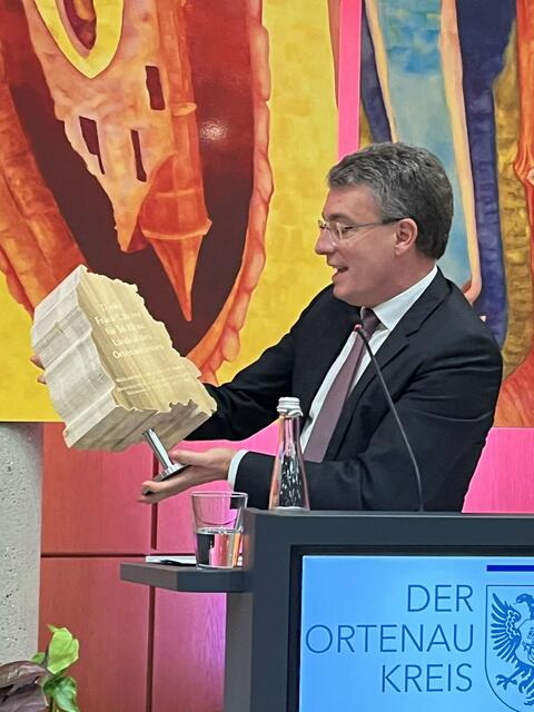 Nachfolger Thorsten Erny überreichte ein Geschenk und würdigte Scherer im Namen der Kreisräte und Bürgermeister. | Foto: Glaser