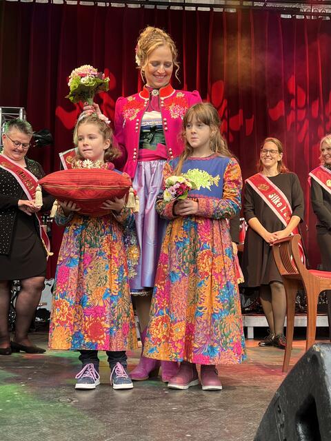 Birgit I. mit ihren Blumenmädchen Merle Frei (l.) und Isabel Weber (r.) | Foto: gro