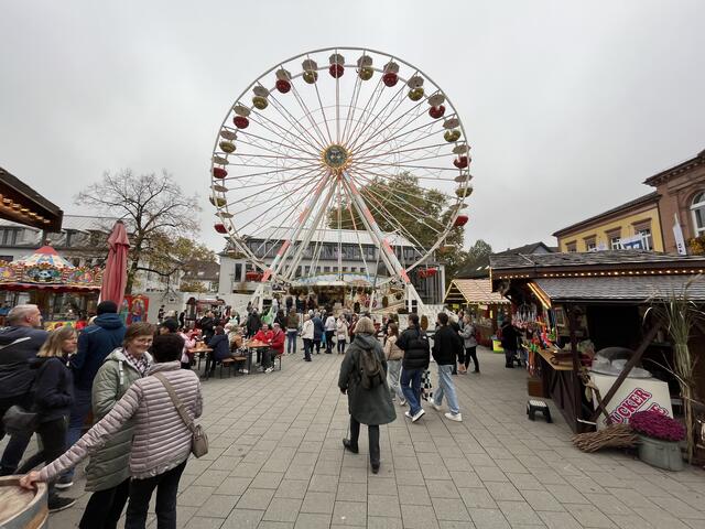 Auf dem Rathausplatz wartet das beliebte Riesenrad. | Foto: gro