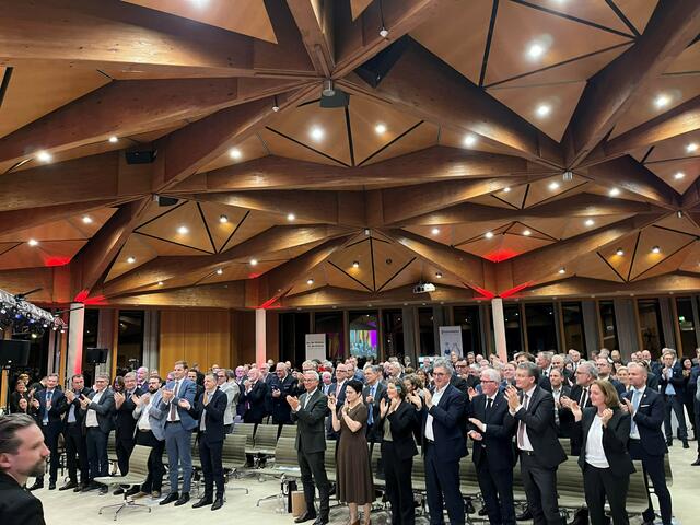 Stehende Ovationen für den scheidenden Landrat | Foto: Glaser