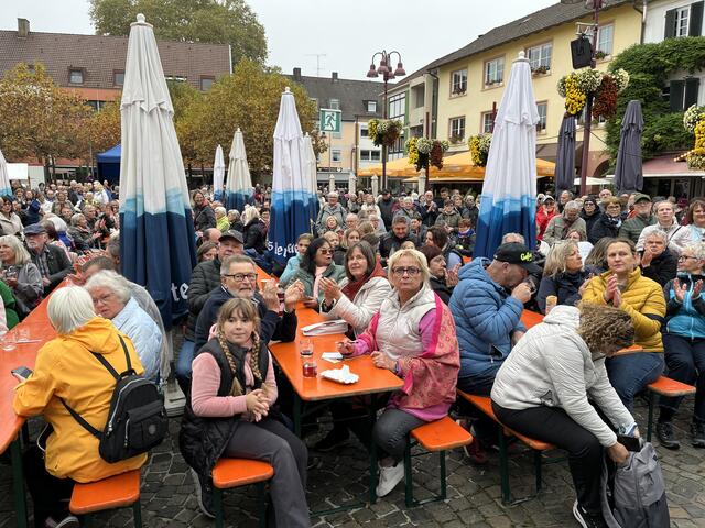 Trotz Hochnebel - die Eröffnung der Chrysanthema wollte sich niemand entgehen lassen. | Foto: gro