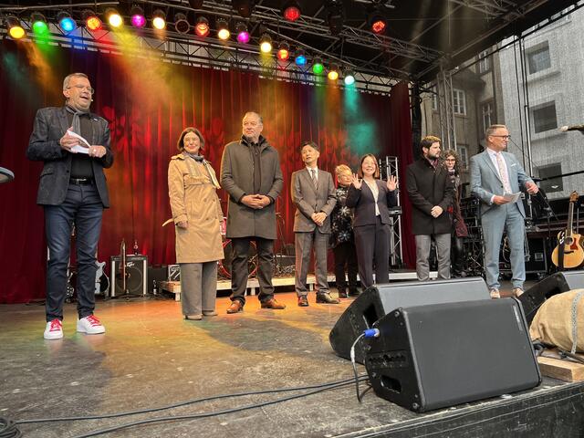 Moderator Markus Knoll (v. l.). Marlies Llombart, Roberto Thompson, Generalkonsul Kenichi Bessho, Akiko Isaka, Jean-Bapiste Gagnoux und Oberbürgermeister Markus Ibert bei der Chrysenthema-Eröffnung | Foto: gro