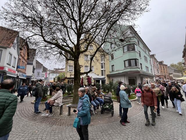 Viel los in der Stadt zur Eröffnung der Chrysanthema. | Foto: gro