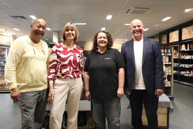 Hans und Pia Honauer (v. l.) haben ihren Cateringservice an die Lebenshilfe Offenburg-Oberkirch-Lahr verkauft. Küchenchefin ist Lisa Dörflinger  mit Achim Feyh, Geschäftsführer der Lebenshilfe Offenburg-Oberkirch-Lahr. | Foto: Lebenshilfe Offenburg-Oberkirch