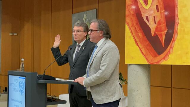 Regierungspräsident Carsten Gabbert vereidigt Landrat Thorsten Erny. | Foto: Glaser