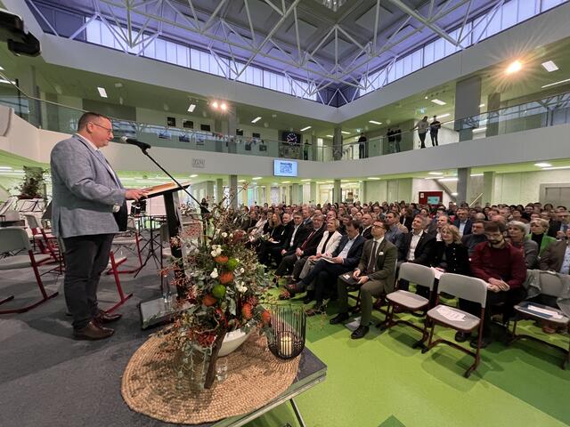 Schulleiter Dirk Kruse begrüßt die Gäste. | Foto: gro