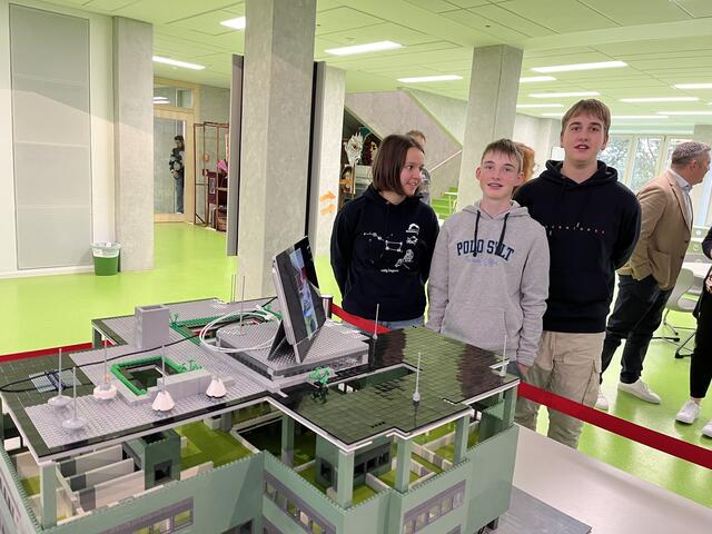 Das HFG-Robotik-Team hat die Schule aus Lego nachgebaut. | Foto: gro