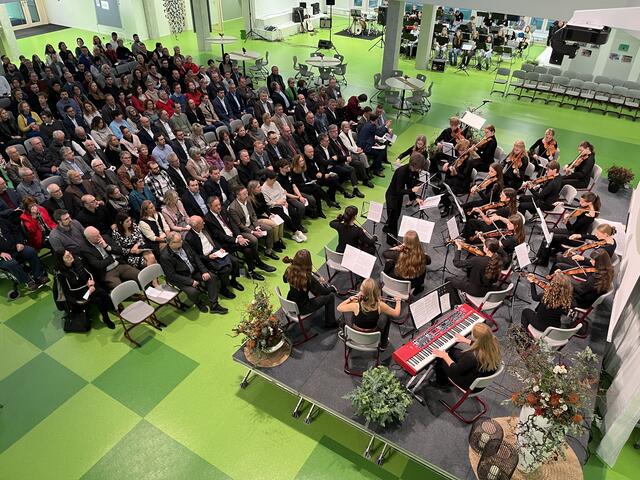 Im neuen Herzstück des Hans-Furler-Gymnasiums, dem Pädago-gischen Zentrum, wurde die Einweihung am Samstagmorgen gefeiert. | Foto: gro