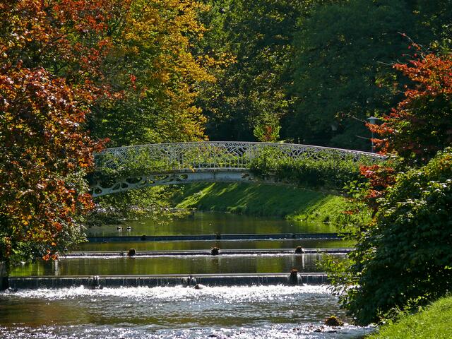 Die Brücke über den Fluss Oos in der Baden-Badener Lichtentaler Allee. | Foto: Alfred Schramm