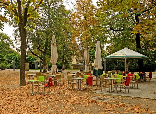 Ob die Leute, trotz Decken, Lust haben, ihren Kaffee im Freien zu genießen? Wahrscheinlich ziehen die meisten lieber einen Platz in der warmen Kaffeestube vor! | Foto: Alfred Schramm