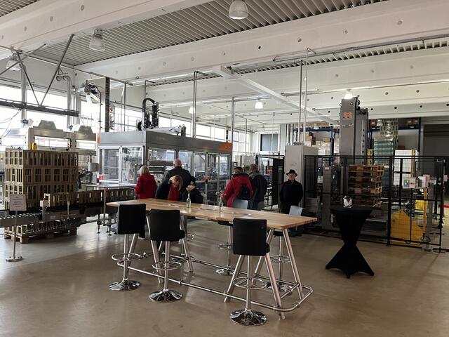 Die Führungen führten auch in die Produktion. Ein Bild aus der Flaschenabfüllung | Foto: gro