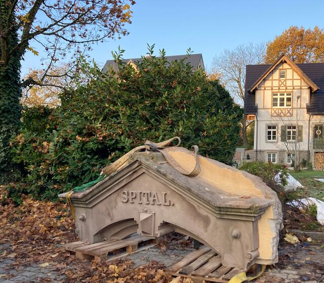 Das historische Sandstein-Eingangsportal wird später wieder in die Fassade des Neubaus integriert. | Foto: Ortenau Klinikum