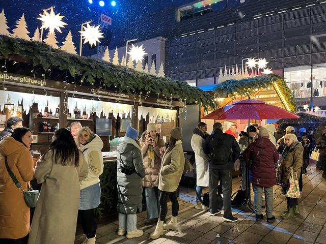 Beliebter Feierabendtreff: Der Offenburger Weihnachtsmarkt läuft bis 23. Dezember. | Foto: gro