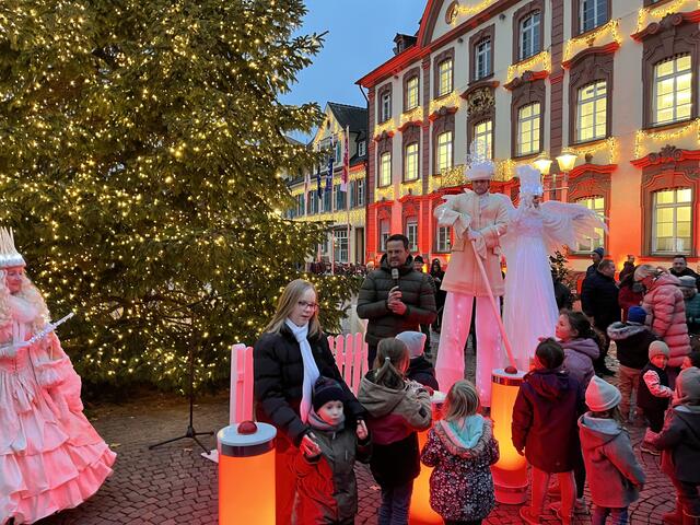 Oberbürgermeister Marco Steffens hat sich junge Helfer geholt, | Foto: gro