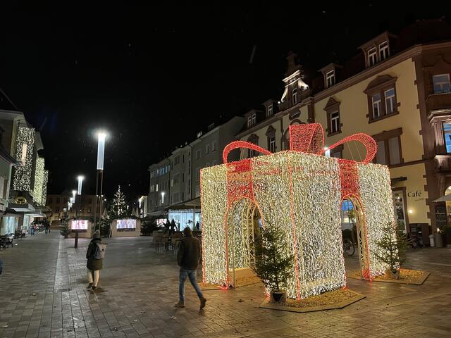 Das große Geschenk auf dem Lindenplatz | Foto: gro