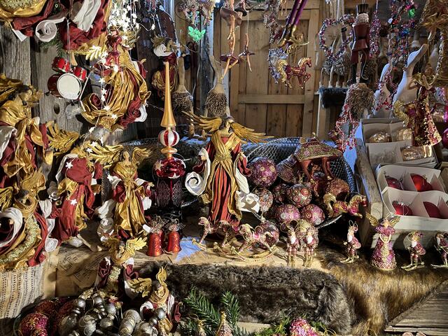 Weihnachtschmuck an den Ständen | Foto: gro