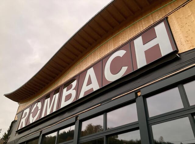 Firmenschild Rombach an neuem Bürogebäude | Foto: (c) Gerhard Große