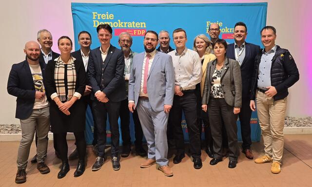 Dreizehnköpfige Delegation der FDP-Ortenau bei der Landesvertreterversammlung in Karlsruhe mit Kandidat Martin Gassner-Herz MdB (Mitte). | Foto: FDP