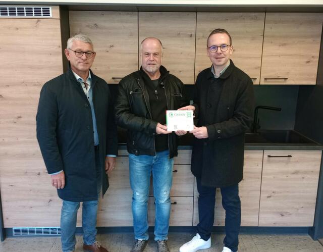 Im Bürgerhaus wurde eine Küchenzeile eingerichtet: Bürgermeister Uwe Gaiser (v. l.), Projektträger Rolf Schmitt und Leader-Vorsitzender Klaus Schmiederer freuen sich. | Foto: Leader Ortenau