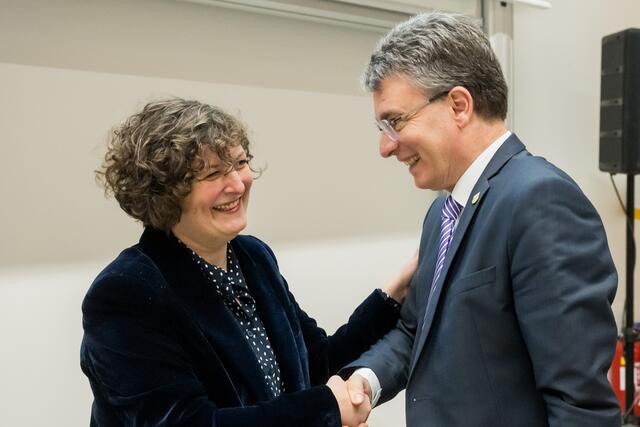 Eurodistrikt-Präsidentin Jeanne Barseghian gratuliert Landrat Thorsten Erny zu seinem Amt als Eurodistrikt-Vizepräsident  | Foto: Philipp Stirnweiss / EMS 