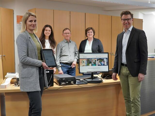 Ab sofort können Oberkircher ihre Wohnsitzanmeldung und -ummeldung bequem digital erledigen. Für eine persönliche Beratung steht das Team des Bürgerbüros wie gewohnt während der Öffnungszeiten zur Verfügung.  | Foto: Stadt Oberkirch/Rebecca Böhm