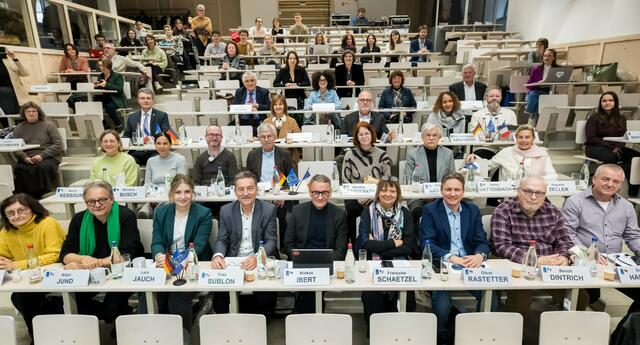 Der Rat des Eurodistrikt Strasbourg-Ortenau bei seiner Sitzung am 04.12.2024 im Hörsaal der Hochschule ENGEES in Straßburg.  | Foto: Philipp Stirnweiss / EMS 