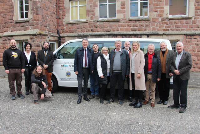 Das Garagenprojekt Lahr hat von „Millions for Kids“ einen neuen Transporter erhalten. Landrat Thorsten Erny (5. v. l.) dankte vor Ort dem Verein und allen langjährigen Unterstützern. | Foto: Landratsamt Ortenaukreis