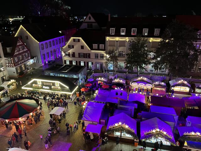 Die Weihnachtsmärkte in der Ortenau – ein Bild vom Offenburger – sind ein beliebter Treffpunkt. | Foto: gro