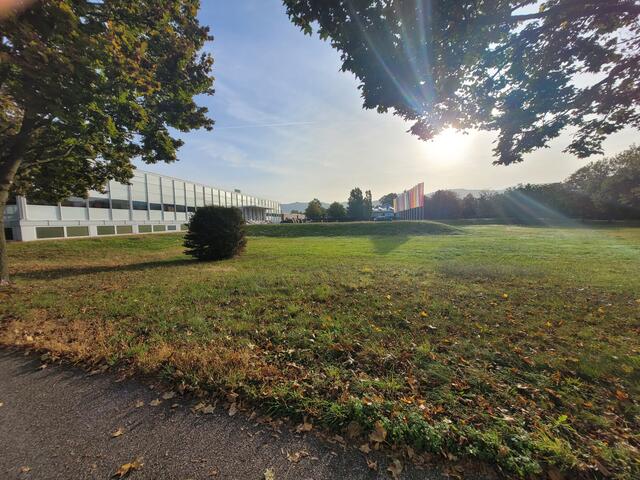 Auf dieser Fläche an der B3 in Bühl soll ein weiteres B &amp; B Hotel entstehen. | Foto: Grossmann Group