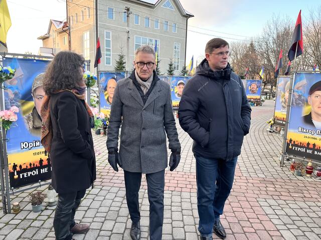 Oberbürgermeister Markus Ibert besucht die Allee der Helden in Kalush. | Foto: Stadt Lahr