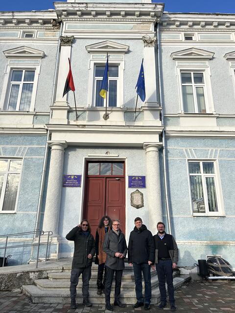 Empfang vor dem Rathaus in Kalush: Pirmin Styrnol (v. l.) und Gabriele Rauch (Verein Gemeinsam Europa e.V.), Oberbürgermeister Markus Ibert, Bürgermeister Andreii Naida (Kalush), Stefan Breitner (Zentrale Steuerung Stadt Lahr)  | Foto: Stadt Lahr
