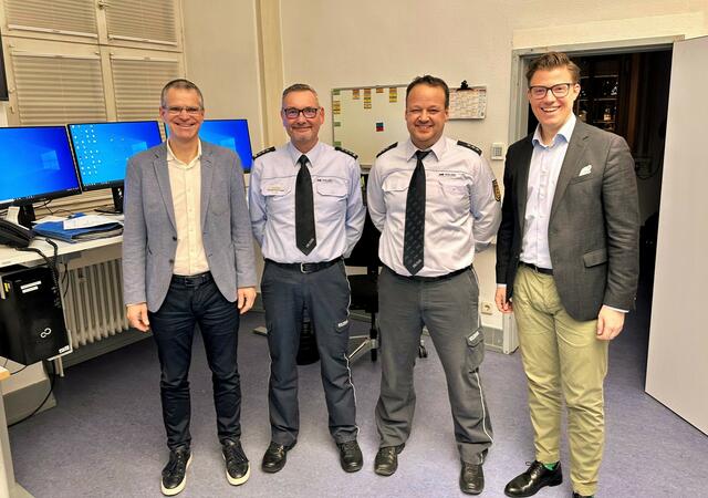 Bürgermeister Christoph Lipps (v. l.), Leiter des Polizeipostens Oberkirch und erster Polizeihauptkommissar Wolfram Kiefer, Polizeihauptkommissar Steffen Miller sowie Oberbürgermeister Gregor Bühler  | Foto: Stadt Oberkirch