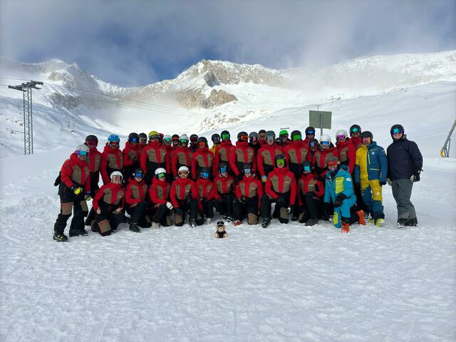 Rund 40 Ski- und Snowboardlehrkräfte des PSV Offenburg haben sich auf die Wintersaison vorbereitet.  | Foto: PSV Offenburg