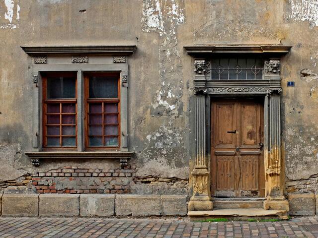 Hausnummer 1 in der Rue du 4ème Spahis Marocains im elsässischen Städtchen Rouffach. Alte, verwitterte Türen, Fenster und Fassaden zeugen von der Vergänglichkeit von einst schönen Gebäuden.  | Foto: Alfred Schramm