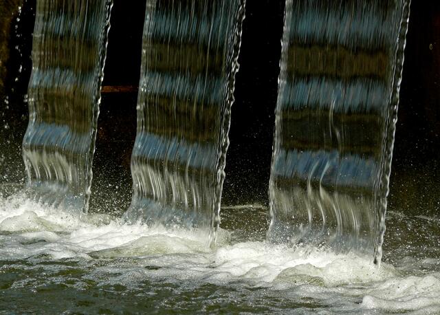 Welliges Wasser. Aufgenommen am Kinzigwehr in Gengenbach.  | Foto: Alfred Schramm