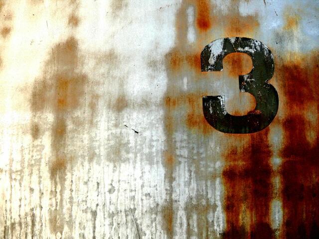 Auch rostige Metalloberflächen, hier eine  mit der Zahl 3, kann für ein Bild gut geeignet sein!
Die Zahl 3 hat in verschiedenen Bereichen eine symbolische Bedeutung. Sie steht oft für Vollkommenheit, Dreieinigkeit oder den Abschluss eines Prozesses, z. B. von Anfang, Mitte, Ende. | Foto: Alfred Schramm